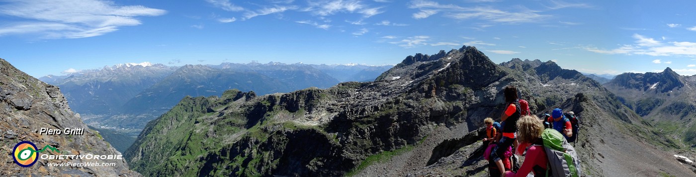 48 Passo di Malgina (2693 m), vista in Valtellina e Retiche a sx , verso Strinato a dx.jpg